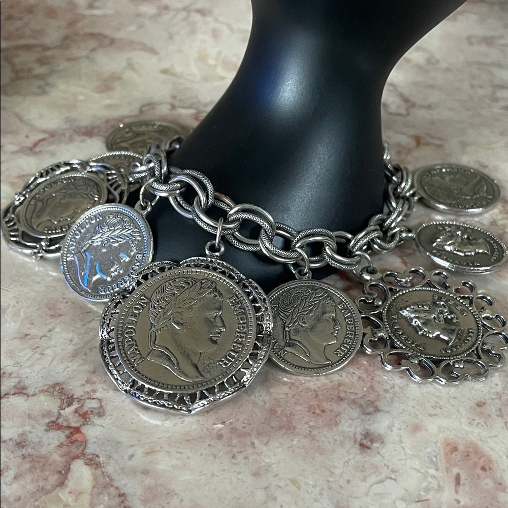 EUC~Vintage Regal Charm Bracelet With Queen Victoria & Emperor Napoleon